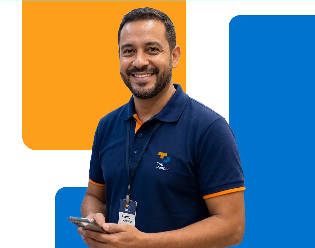 Repositor da Top People com celular na mão usando o app de PDV
